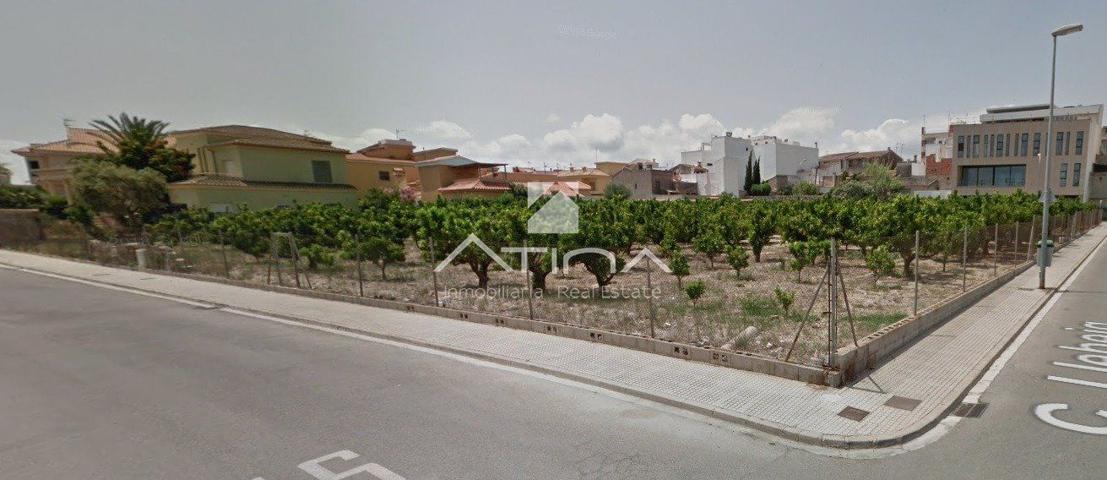 Parcela de terreno urbano de 2836 m² (con fachada a 3 calles) situada en la población de Daimús photo 0