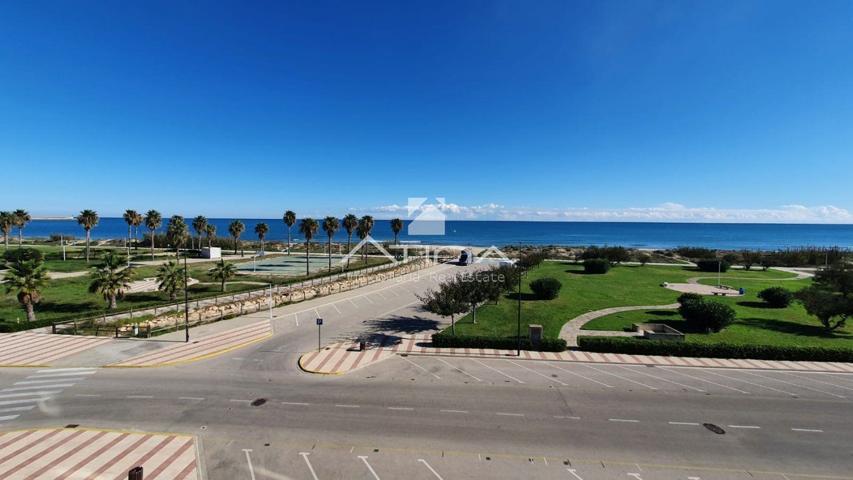 Apartamento con vistas abiertas al mar situado en primera línea playa Daimús photo 0