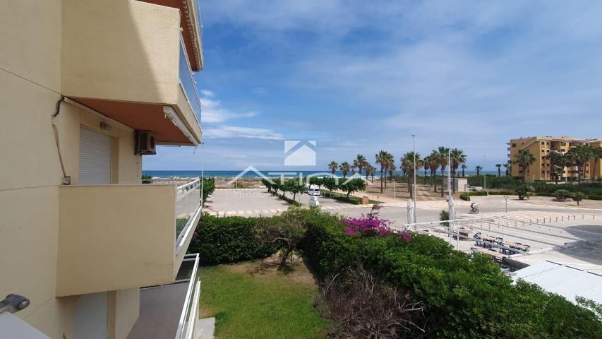 Este espectacular apartamento, ubicado en la primera línea de la playa Daimús photo 0