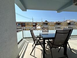 Apartamento con vistas al mar se encuentra en segunda línea de playa, a solo 100 metros de la arena. photo 0