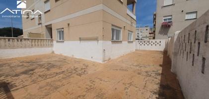 Apartamento en planta baja en la quinta línea de la playa de Bellreguard, a tan solo 300m del mar photo 0