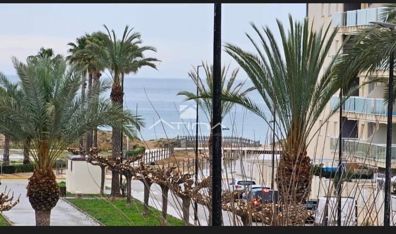 Apartamento con vistas al mar está situado en 3ª línea de la playa de Daimús, a solo 15m del mar. photo 0