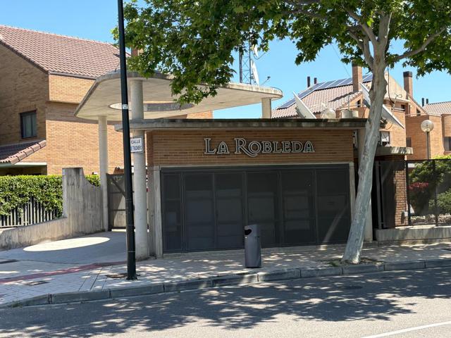 En venta casa Pareada en Venta en Urbanización La Robleda, Zaragoza photo 0