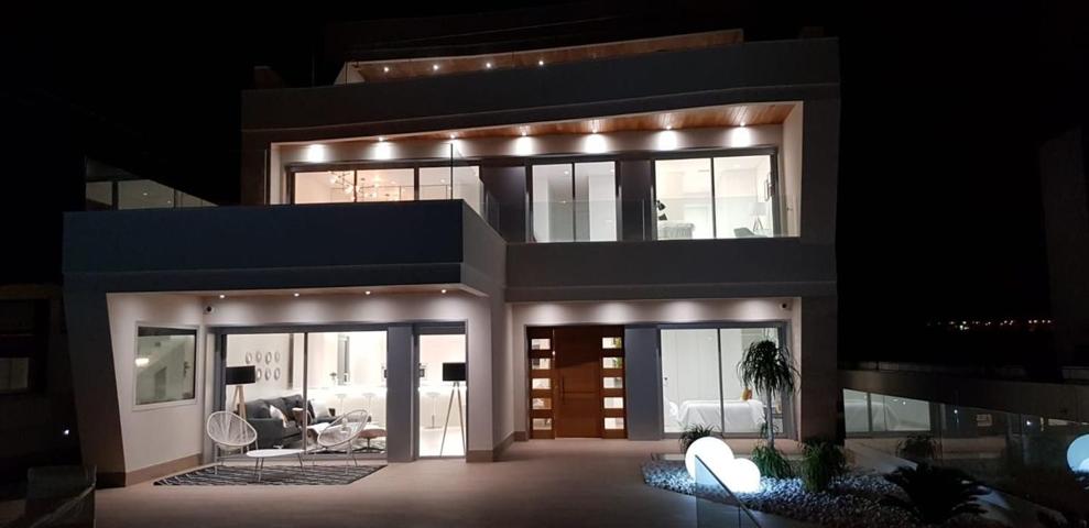 Casa En venta en Calle Elvira Lindo, Orihuela Costa, Orihuela photo 0