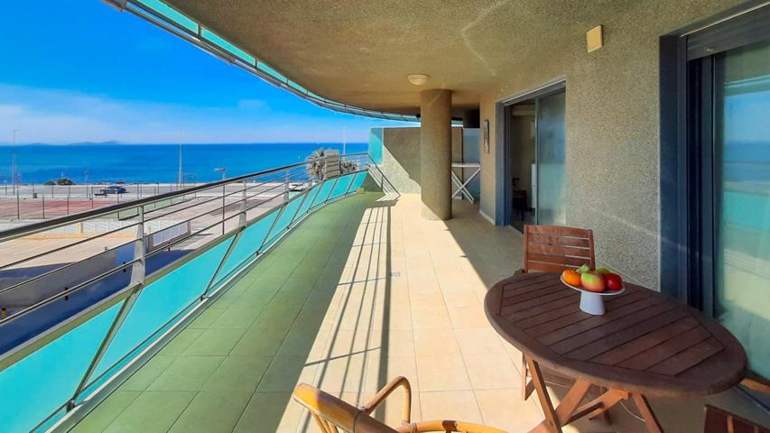 ¿Está buscando un piso junto a la playa con una terraza enorme? photo 0