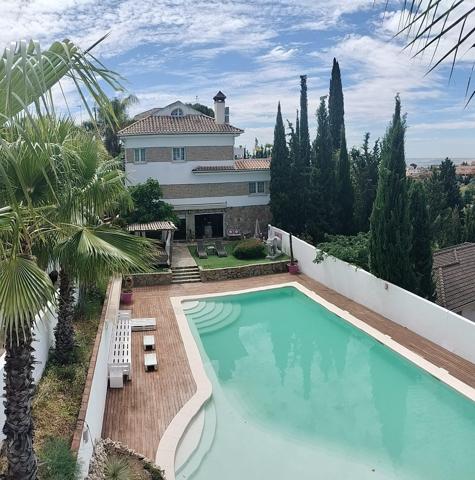 Venta espectacular chalet independiente con piscina propia y amplia parcela photo 0