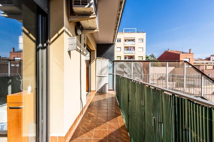 Piso seminuevo con patio de 45m2 plaza de parking, trastero y tercera habitación polivalente photo 0