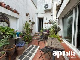 Gràcia te Espera: Casa Luminosa con Negocio Listo para Triunfar y Jardín Botánico Propio photo 0