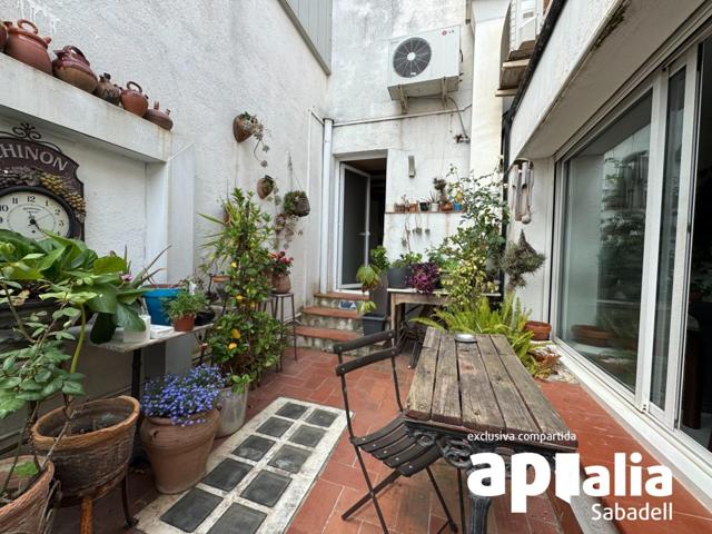 Gràcia te Espera: Casa Luminosa con Negocio Listo para Triunfar y Jardín Botánico Propio photo 0