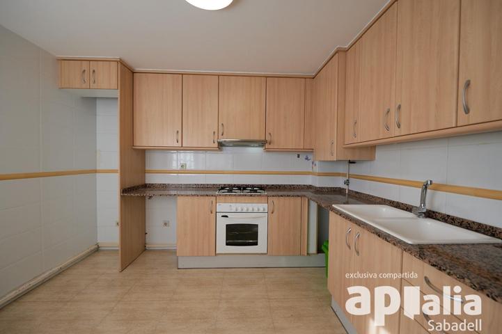 EXCELENTE CASA UNIFAMILIAR ADOSADA EN EL CENTRO DE SENTMENAT photo 0