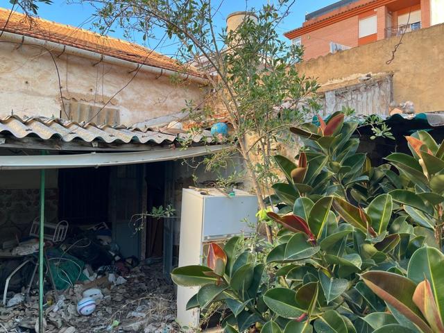 CASA CON PATIO Y POSIBILIDAD DE HACER GARAJE EN 106000 PARA REFORMAR photo 0