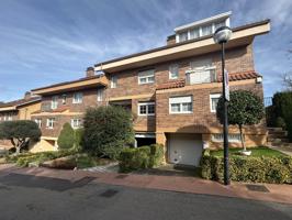 Espectacular chalet en Gorraiz photo 0