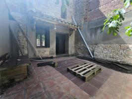 Encantadora Casa de Pueblo en Venta con Amplios Espacios y Jardín photo 0