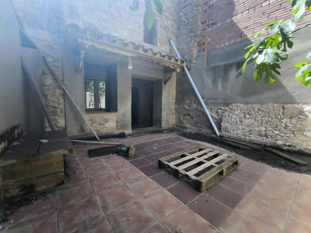 Encantadora Casa de Pueblo en Venta con Amplios Espacios y Jardín photo 0