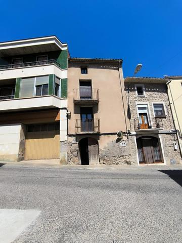 Encantadora Casa de Pueblo en Venta con Amplios Espacios y Jardín photo 0