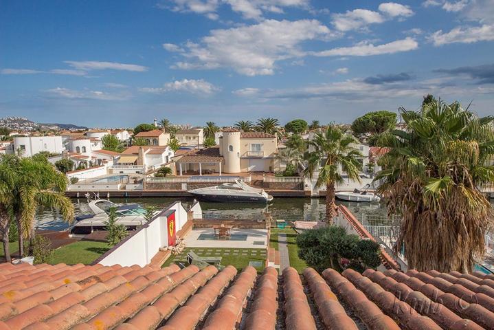 Villa En venta en Castelló d'Empúries photo 0