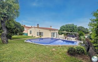 Villa En venta en Sant Miquel de Fluvià photo 0
