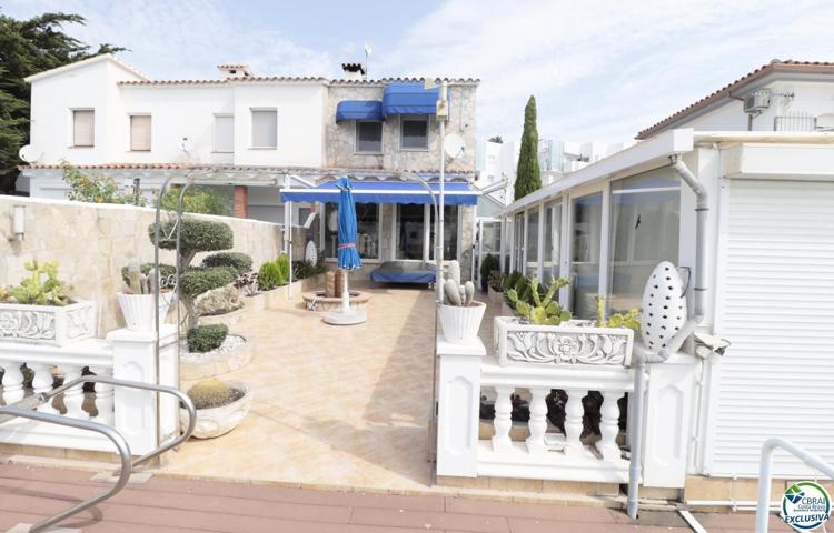 Villa En venta en Roses photo 0