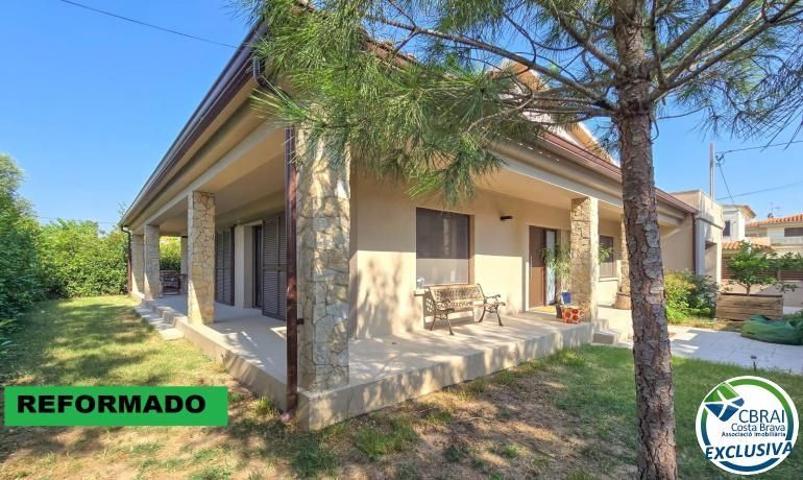 Villa En venta en Sant Pere Pescador photo 0