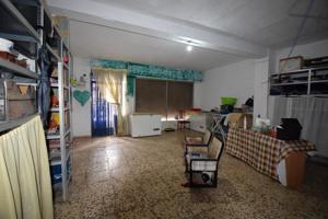 GRAN CASA DE PLANTA BAJA, CON LOCAL COMERCIAL Y GARAJE photo 0