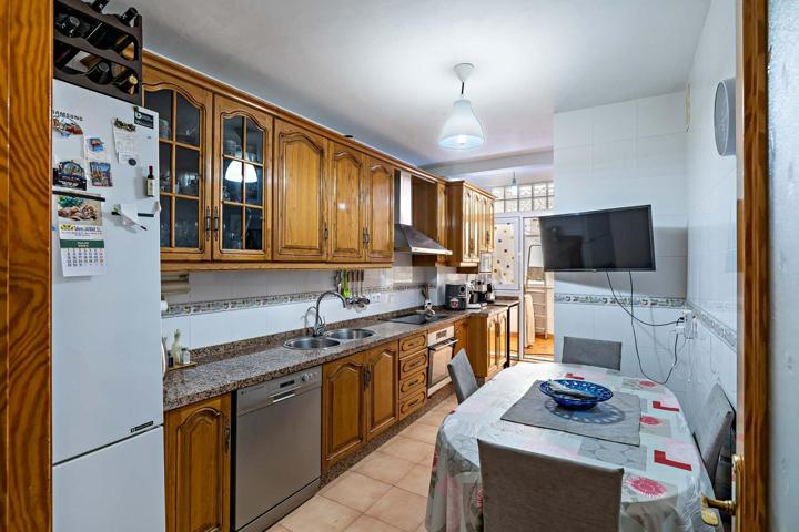 GRAN PISO DE 4 HABITACIONES Y 2 BAÑOS MUY CERCA DE AUDITORIO Y PLAZA MAYOR DE EL EJIDO photo 0