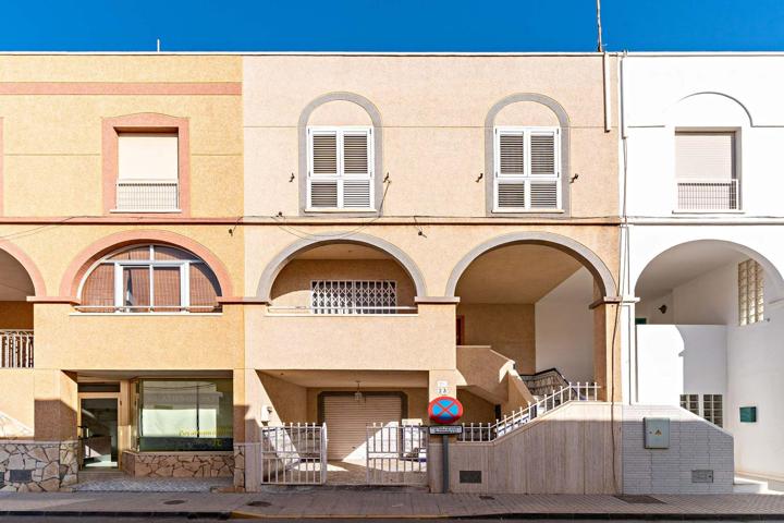 VIVIENDA UNIFAMILIAR EN SANTO DOMINGO CON GARAJE DOBLE photo 0