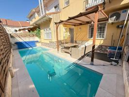IMPECABLE ADOSADO CON PISCINA photo 0