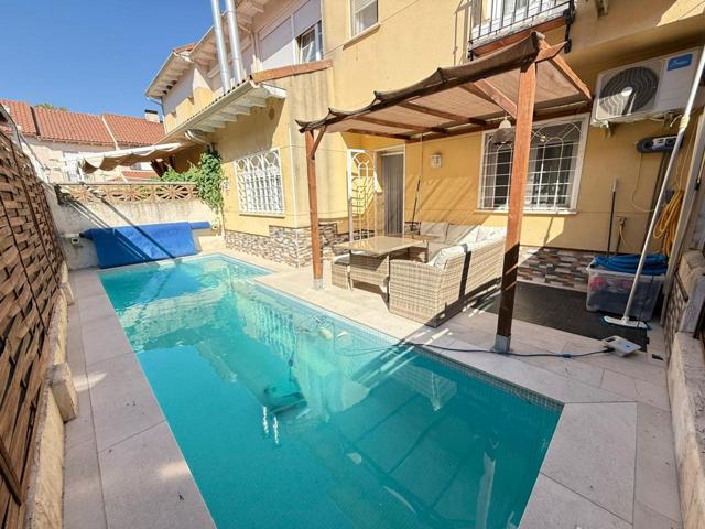 IMPECABLE ADOSADO CON PISCINA photo 0