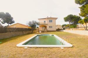 CHALET DE LUJO CON GRAN PARCELA EN SEGUR DE CALAFELL CENTRO photo 0