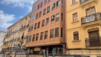 Se vende piso con ascensor en La Roqueta para reformar completamente photo 0