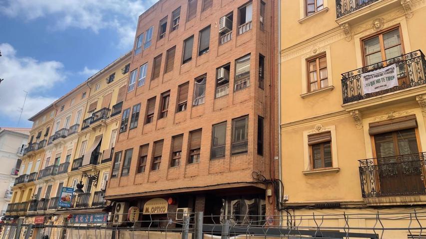 Se vende piso con ascensor en La Roqueta para reformar photo 0