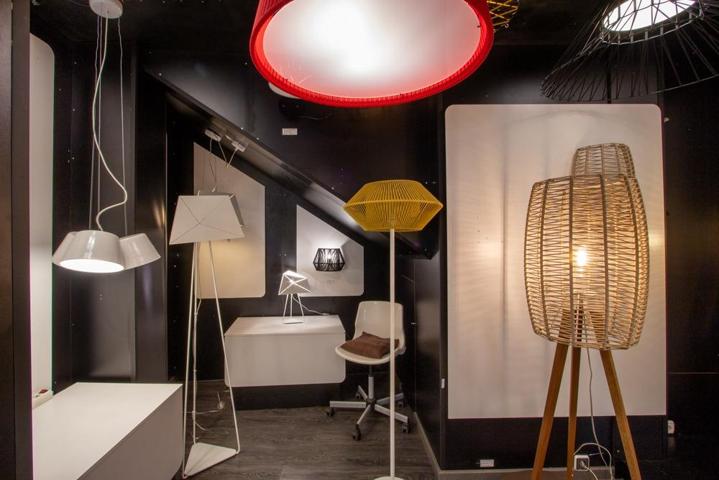 SE VENDE TIENDA DE ILUMINACION EN PLENO RENDIMIENTO POR JUBILACION photo 0