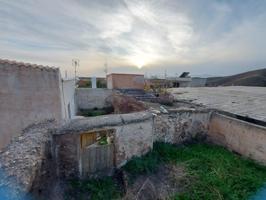 Terreno con casa en ruinas en el barrio de castala alto photo 0