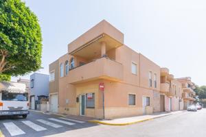 Vivienda sobre almacen con 6 dormitorios en venta en Santo Domingo photo 0