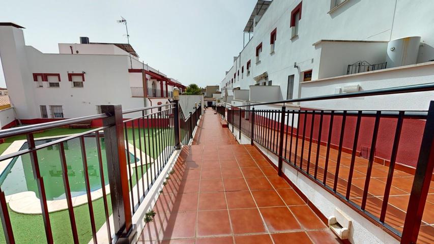 MAGNIFICA CASA ADOSADA EN VILLAFRANCA, CON 3 DORMITORIOS, 3 BAÑOS, AMPLIA TERRAZA, GARAJE y PISCINA photo 0