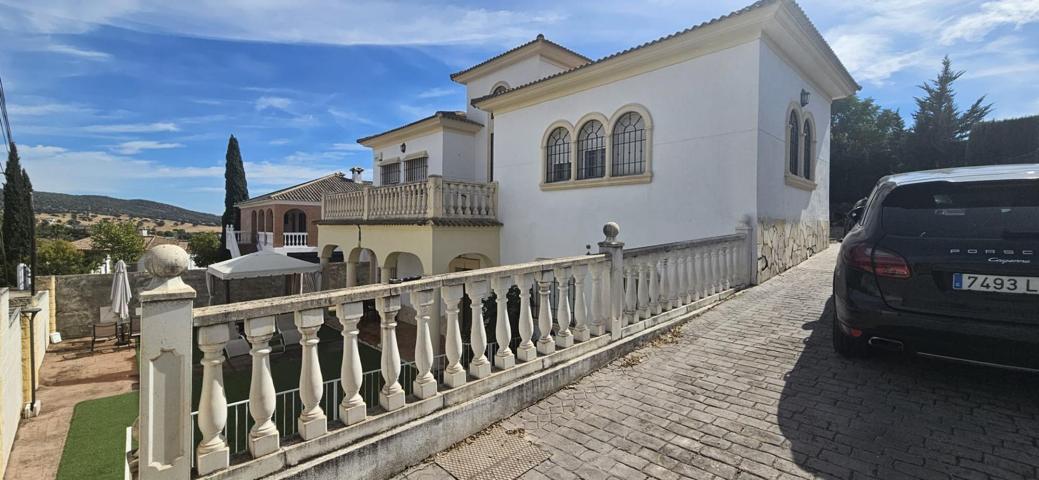 Impresionante Chalet en Urbanización Encinares de Alcolea con Piscina y Amplias Estancias photo 0