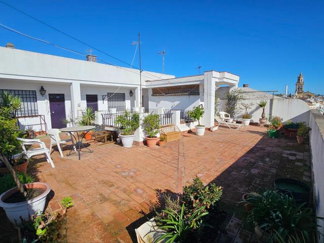 Edificio a la venta en buen estado en el barrio de San Andrés. Tres plantas más cubierta y patio photo 0
