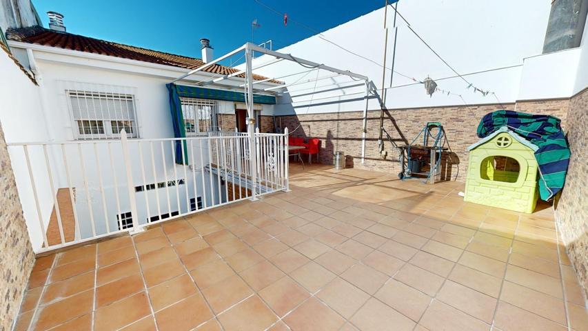 MAGNIFICA CASA, SITUADA EN LA BARRIADA DEL ZUMBACON, CON DOS PLANTAS photo 0