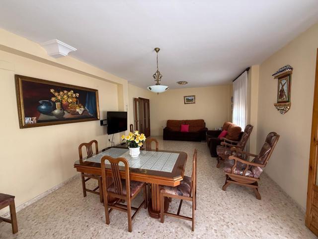 ¡Oportunidad única en Puente Genil! Vivienda en esquina en Calle Luis Vives photo 0