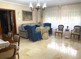 GRAN VIVIENDA ACTUALIZADA ( COMPLETAMENTE AMUEBLADA ) Y CON GARAJE EN EDIFICIO photo 0