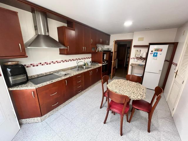 Gran piso de 4 dormitorios y 2 baños, de 136m2 construidos está ubicado junto al vial. photo 0
