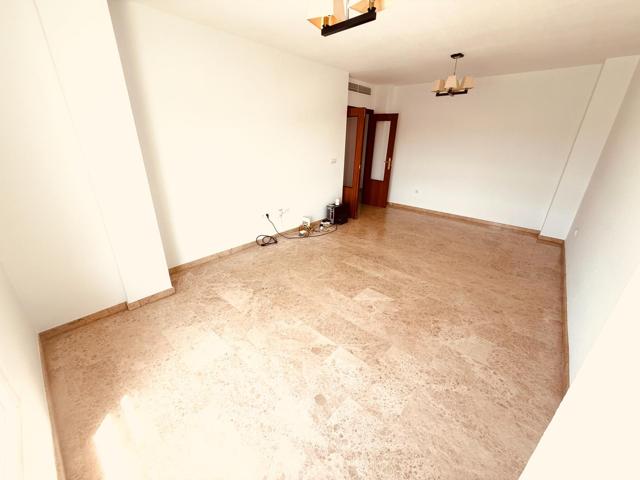 Excelente piso de 4 dormitorios y 2 baños con cochera y trastero junto Vial y Renfe photo 0