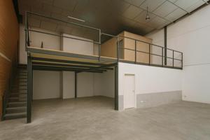 Nave bien situada en Avd Principal de Plg. Amargacena photo 0