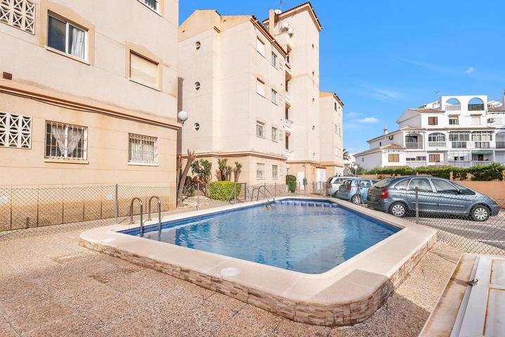 Ático de dos dormitorios y un baño con vistas despejadas y piscina photo 0