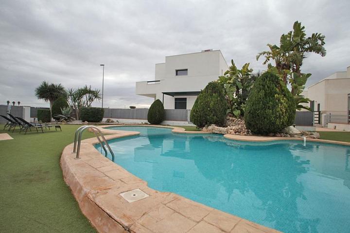 BUNGALOW EN PLANTA BAJA CON PISCINA photo 0