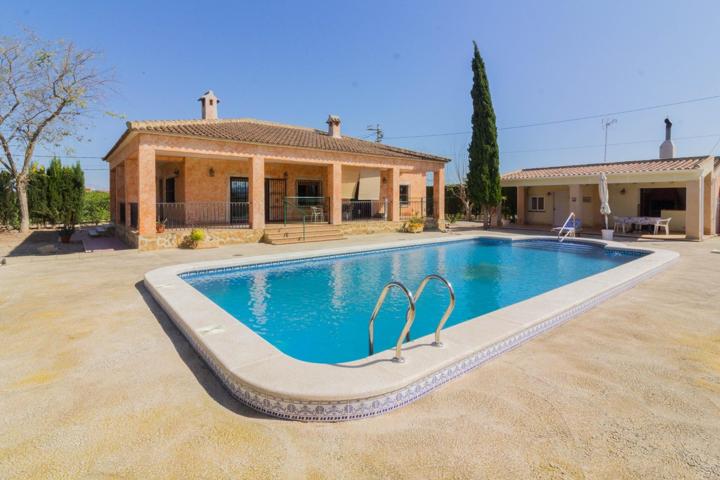 IMPRESIONANTE CHALET CON PISCINA Y AMPLIO JARDÍN. photo 0