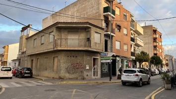 Oportunidad Inmobiliaria en Catral con : Casa Adosada Esquinera con Gran Potencial. photo 0