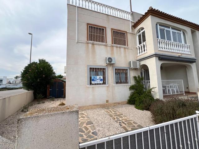Bungalow Esquina en Planta Baja con Amplia Terraza y Acceso a Servicios photo 0