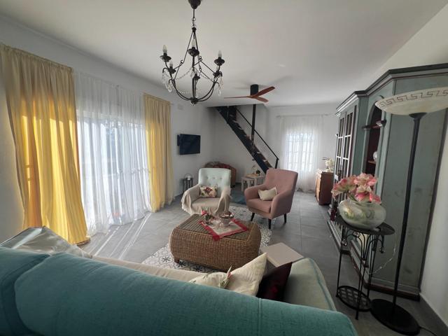 Ubicada en una zona tranquila a las afueras de Dolores, Alicante, esta acogedora propiedad se distribuye en dos plantas e incluye tres cómodos dormitorios. photo 0