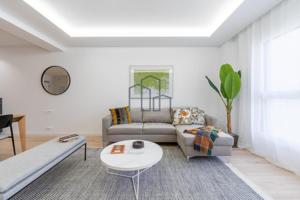 Piso de dos dormitorios recién reformado y en edificio moderno photo 0